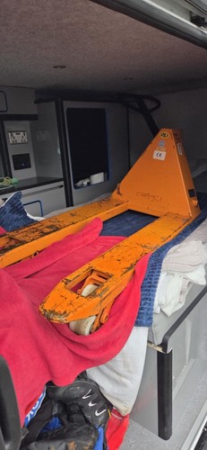 Hand pump truck - pump, pallet